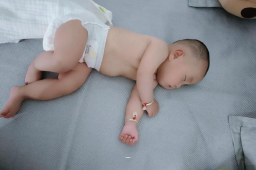开封宝宝胳膊上起红疙瘩